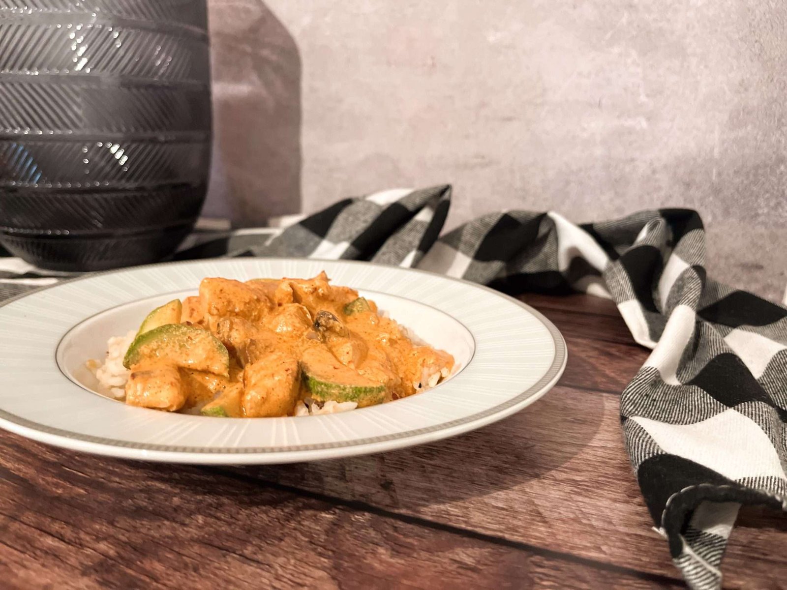 Pollo en salsa de jocoque y chipotle