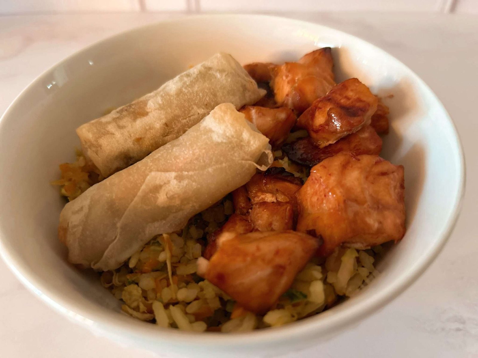 Arroz frito con salmón