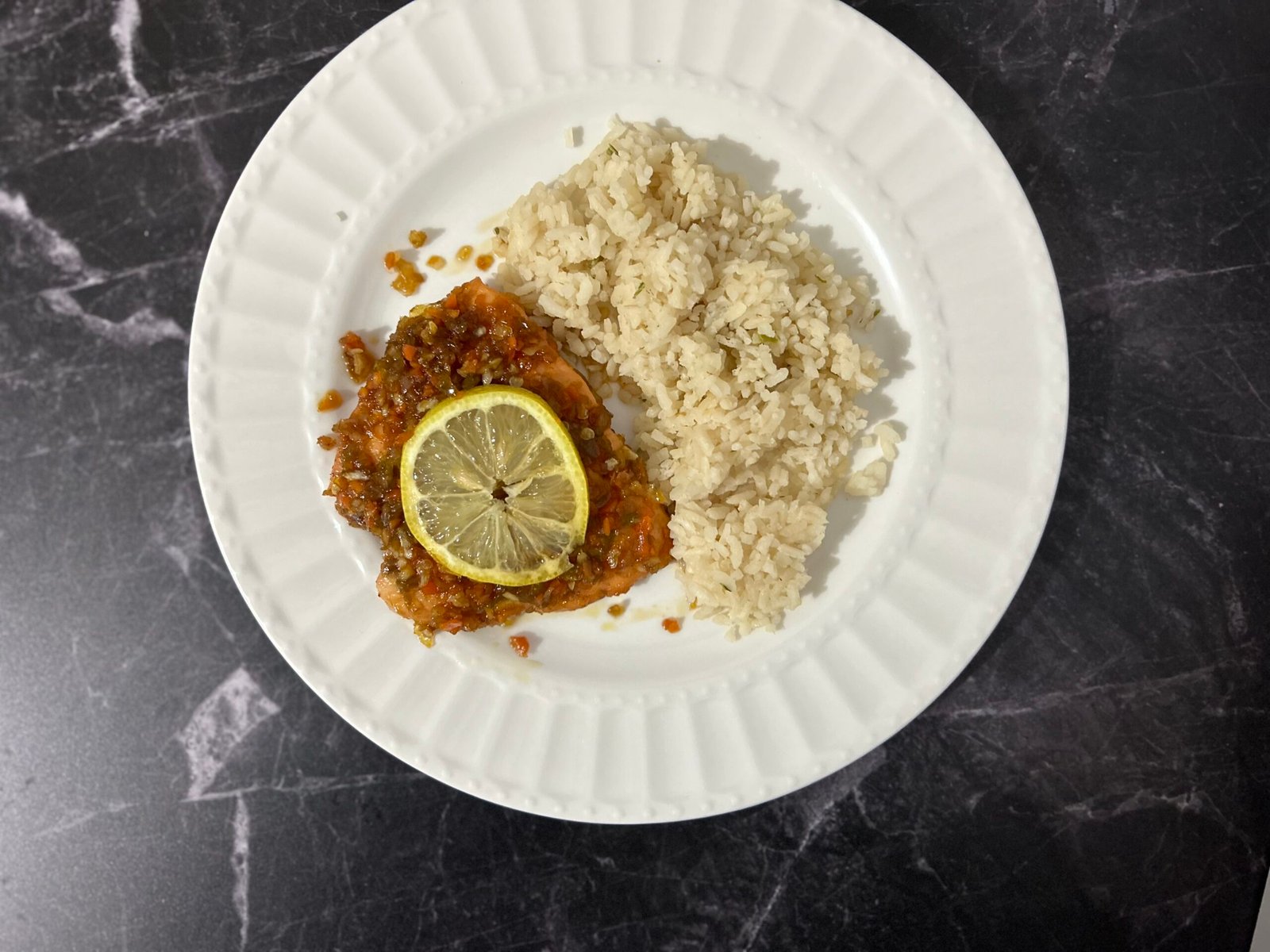Salmón con verdura picada
